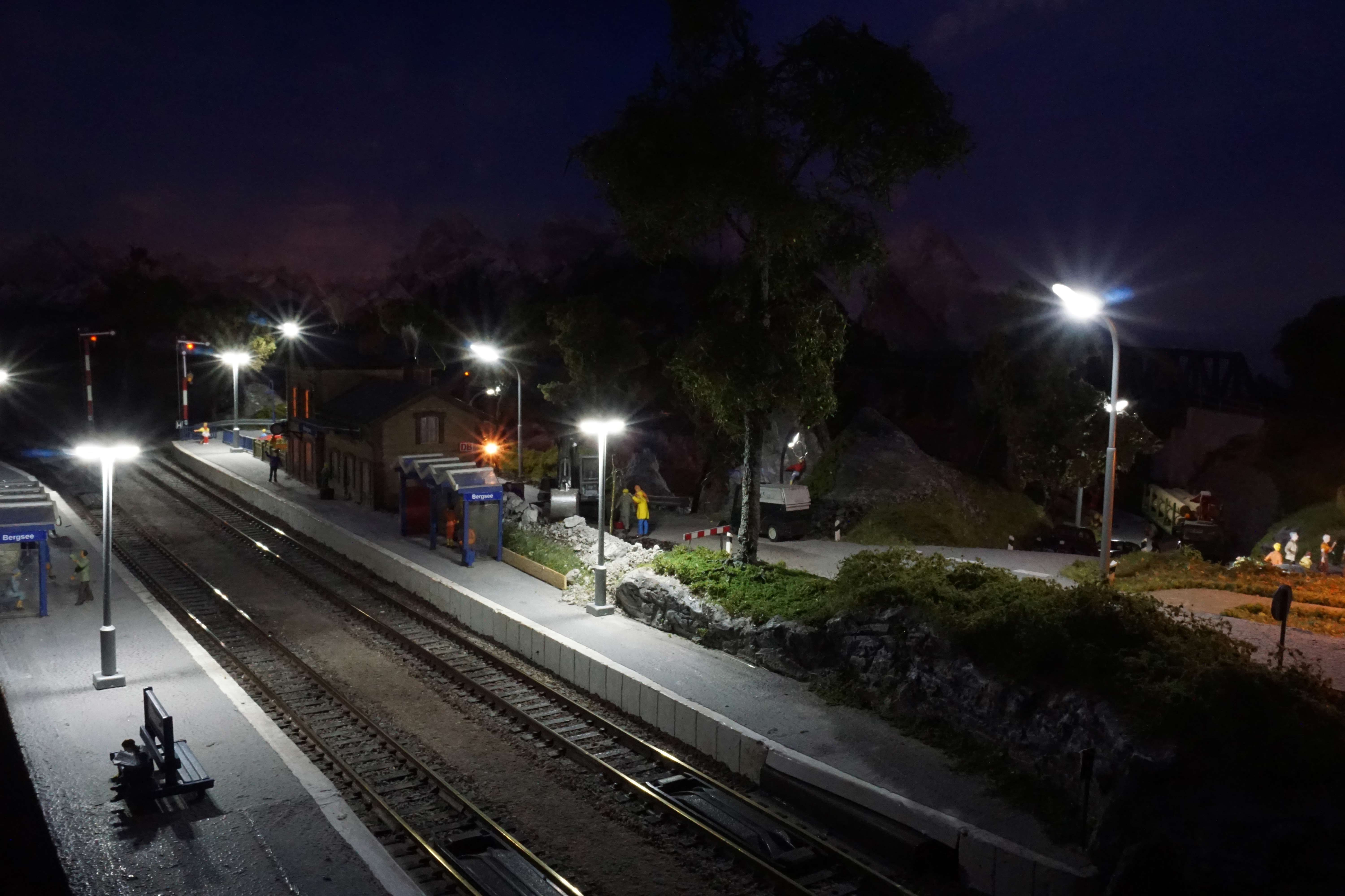 Bahnhof Bergsee bei Nacht.