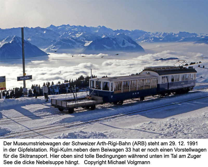 Der Museumstriebwagen der Schweizer Arth-Rigi-Bahn (ARB) steht am 29. Dezember 1991 in der Gipfelstation Rigi-Kulm.neben dem Beiwagen 33 hat er noch einen Vorstellwagen für die Skitransport. Hier oben sind tolle Bedingungen während unten im Tal am Zuger See die dicke Nebelsuppe hängt. 